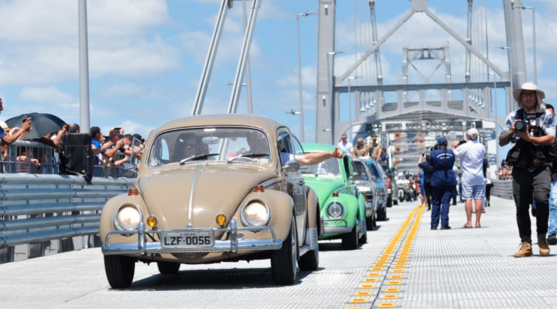 Ponte Hercílio Luz é reaberta com desfile de carros antigos
